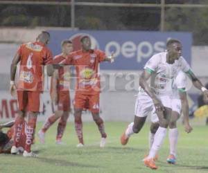 Mamadoe Traoré celebra el gol de Platense ante el Vida.