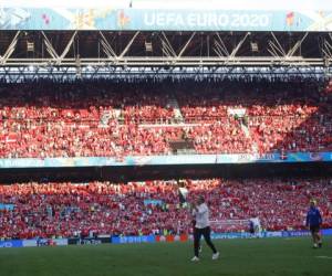 El seleccionador de Dinamarca, Kasper Hjulmand, aplaude a la afición mientras abandona el campo luego de un partido del Grupo B de la Eurocopa entre Dinamarca y Bélgica, en el estadio Parken de Copenhague. Foto:AP