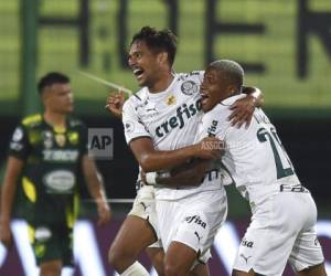 Gustavo Scarpa (centro), del Palmeiras de Brasil, festeja tras conseguir el segundo tanto frente a Defensa y Justicia, en la ida de la Recopa sudamericana. Foto:AP