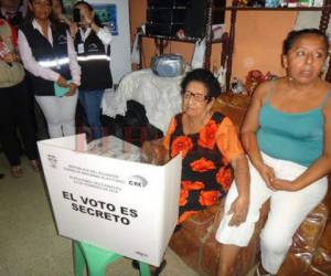 En países como Ecuador, el proceso de voto en casa ha sido un éxito. Este año se implementará en Honduras.