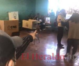 Momento en el que el denunciante señala al individuo que supuestamente tomó la fotografía de su voto. Foto: Captura video/El Heraldo