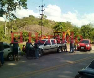 Completamente molestos, un grupo de vecinos, en compañía del edil del municipio Huniberto Madrid, cerró el paso vehicular a los empleados de la estatal con túmulos de tierra para evitar tal acción.