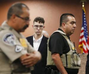El presunto perpetrador de la matanza en una tienda Walmart, Patrick Crusius, al centro, se declara inocente durante una audiencia en la corte en El Paso, Texas. Foto: AP.