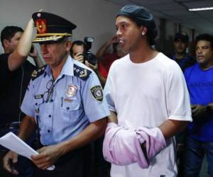 Ronaldinho, exestrella brasileña, podría ser sentenciado a cinco años de cárcel junto a su hermano.