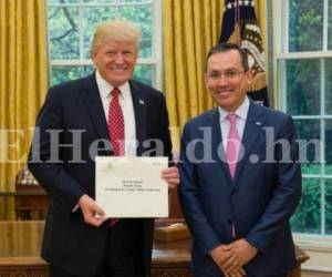 Donald Trump recibió ayer en la Casa Blanca al embajador de Honduras, Marlon Tábora.