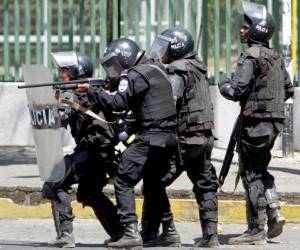 La Policía Nacional reportó la muerte del oficial antidisturbios Jilton Manzanarez por un disparo de escopeta en las inmediaciones de la Universidad Politécnica de Nicaragua. Foto AFP