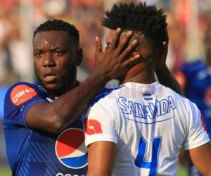 Wilmer Crisanto en acción con Luis Ovalle de Olimpia. Foto: Ronal Aceituno / El Heraldo.