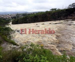 La represa Los Laureles rebasó el nivel máximo de almacenamiento de agua. Foto: Jimmy Argueta/EL HERALDO