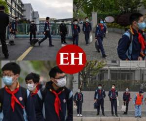 En medio de grandes medidas de seguridad, con mascarillas y controles de temperatura, los estudiantes de secundaria de Pekín y Shanghái volvieron este lunes a clases tras cuatro meses de vacaciones por la pandemia del coronavirus. Fotos: Agencia AFP.