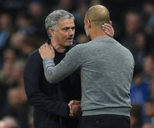 El portugués José Mourinho felicitando a Pep Guardiola. (AFP)