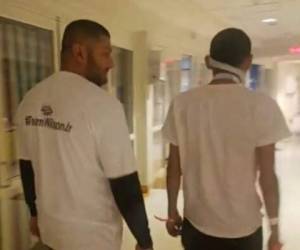 Wilson José Berríos camina por las instalaciones del hospital junto a uno de sus tíos.