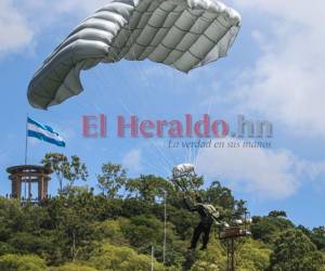 Así fue el momento en que el paracaidista con la Bandera de Honduras bajaba desde el cielo.