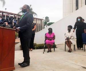 El fiscal municipal de Compton, California, Damon Brown, izquierda, con la alcaldesa Aja Brown, parada tras él, pide a la fiscalía del estado y al Departamento de Justicia investigar una estación de policías del condado de Los Ángeles durante una conferencia de prensa en Compton, el martes 4 de agosto de 2020. (AP Foto/Stefanie Dazio)