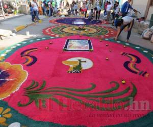 La elaboración de las alfombras ha sido una de las actividades favoritas de muchos turistas que acuden a la capital en Semana Santa