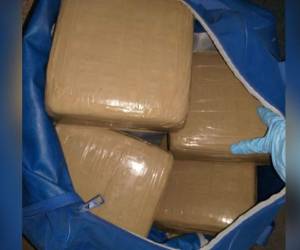 Estos son los supuestos paquetes de droga encontrados en el interior de la vivienda.