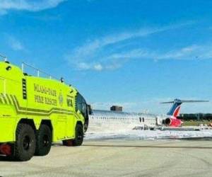 Los bomberos llegaron hasta donde estaba la aeronave para apagar las llamas y evitar una mayor tragedia.
