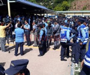 Un emisario acudió esta mañana hasta las instalación del Escuadrón Cobras para llegar a un acuerdo con miembros de la policía que se han declarado en huelga desde la tarde del lunes. (Foto: El Heraldo Honduras/ Noticias Honduras hoy)