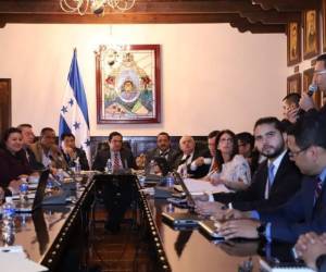 La primera reunión de esta mesa técnica se prolongó por varias horas y tuvo lugar en el Salón de Retratos del Congreso Nacional.