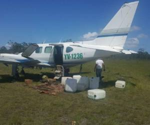 La avioneta con cocaína aterrizó en horas de la madrugada en los Llanos de Waranta del municipio de Puerto Lempira, Gracias a Dios al oriente de Honduras. Foto: Cortesía