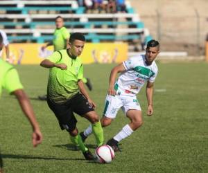Acciones del primer tiempo del partido entre Real de Minas y Platense. Foto: David Romero