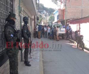 Elementos de la Policía Militar de Orden Público (PMOP) y la Policía Nacional llegaron a la escena del crimen. Foto: Estalin Irías/EL HERALDO.