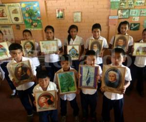 Los niños reciben de los maestros hondureños los principios de la identidad nacional. Foto: Johny Magallanes/ELHERALDO