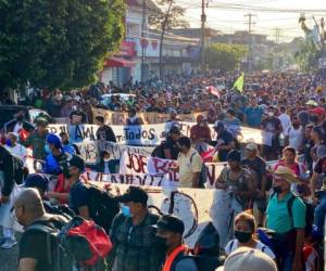 Una caravana de migrantes, la mayoría de Centroamérica, inicia su marcha hacia el norte desde Tapachula, México, el sábado 23 de octubre de 2021. (AP Foto/ Edgar H. Clemente).
