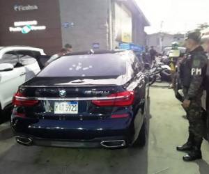 El automotor quedó con al menos 14 impactos de bala en la ventana trasera y el baúl.