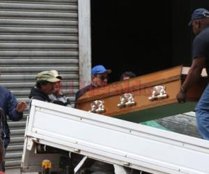 Con mucho dolor los familiares retiraron los cuerpos de la morgue. (Foto: El Heraldo Honduras/ Noticias Honduras hoy)