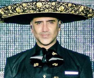 ¿Será que Alejandro Fernández, de 45, no quiere aparentar su edad real? /Foto Instagram @alexoficial/