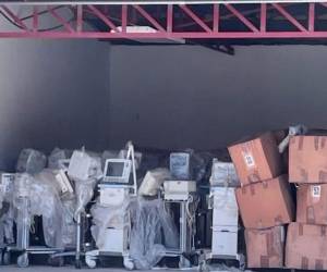 El equipo médico y el medicamento que se encuentra en una bodega de la Secretaría de Salud esta expuesto al sol y la lluvia.