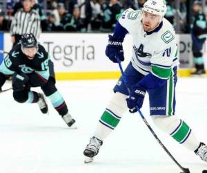 Al no tener respuesta se le ocurrió la idea de escribir un mensaje en su teléfono mientras se acercaba al vidrio que la separaba del banco: 'El lunar en su cuello puede ser canceroso. ¡Por favor, ve a un médico!'.