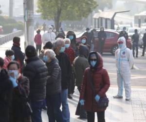 El presidente Xi Jinping afirmó el martes en Wuhan que la epidemia estaba 'prácticamente contenida'. Poco después, las autoridades de Hubei anunciaron las primeras medidas para reducir las restricciones de movimiento. Foto: AFP.
