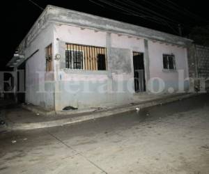 Los hombres fuertemente armados arremetieron contra los individuos sin mediar palabra.