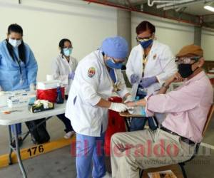 A los voluntarios del estudio de cruce vacunal les tomaron muestras de sangre. Foto: Marvin Salgado/El Heraldo