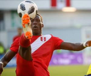 Advíncula fue reconocido por la FIFA como el futbolista más rápido del planeta y actualmente es jugador del Lobos de México. (Foto: AFP)