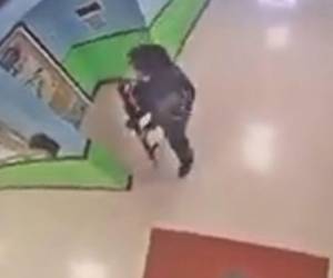 En el video divulgado se ve que el atacante disparó en varias ocasiones antes de ingresar al aula donde cometió la masacre.