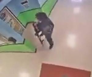 En el video divulgado se ve que el atacante disparó en varias ocasiones antes de ingresar al aula donde cometió la masacre.