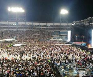 Más de 50,000 personas asistieron la noche del martes -29 de noviembre- para presenciar el concierto del “conejo malo”.