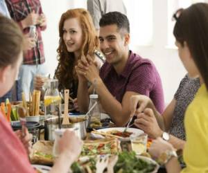 El estudio sugiere que no se centré tanto en la comida, si no en poner atención a quienes le rodean y sea más activo en la conversación.(Foto: Salud 180)