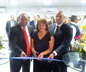 El tradicional corte de cinta fue realizado por el doctor George Frazer Stain, la ingeniera Gladys Moreira de Frazer y el abogado George Frazer Moreira.