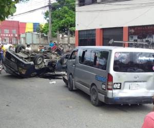Varias personas resultaron heridas este domingo en un aparatoso accidente entre dos busitos en el barrio Santa Anita de San Pedro Sula, al norte de Honduras.