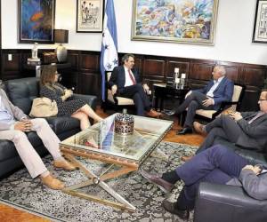 El presidente del Congreso, Mauricio Oliva, recibió a la delegación técnica de la OEA.