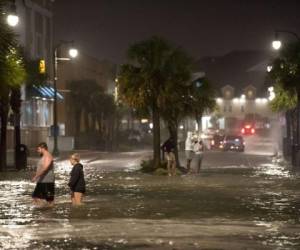 La tormenta provocó inundaciones y muchos salieron a las calles pese a las advertencias. Foto: AFP