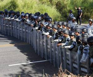 Miembros de la Guardia Nacional mexicana bloquearon el paso de una caravana de migrantes centroamericanos en Hidalgo, México. Foto: AP.