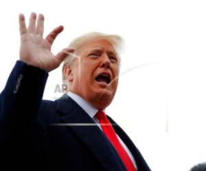 El presidente Donald Trump habla con la prensa antes de abordar el Air Force One, el lunes 5 de noviembre de 2018, en la base de la Fuerza Aérea Andrews en Maryland.