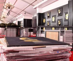 El área de llegada de celebridades se está preparando antes de la 62a Entrega Anual de los Premios Grammy en LA Live, en Los Ángeles, California, el 24 de enero de 2020.