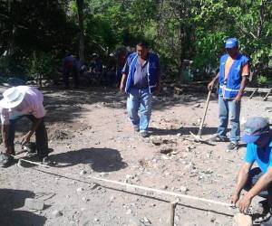 El personal del Programa Vida Mejor al realizar las mediciones de la vivienda para la familia García.