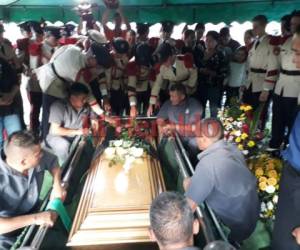 Momento en que estaban enterrando a Ángel Borbonio Juárez Argueta. Foto: Alex Pérez/EL HERALDO