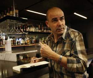 Eduardo Sacheri ganó con 'La noche de la usina' ante otras 706 obras del mundo.